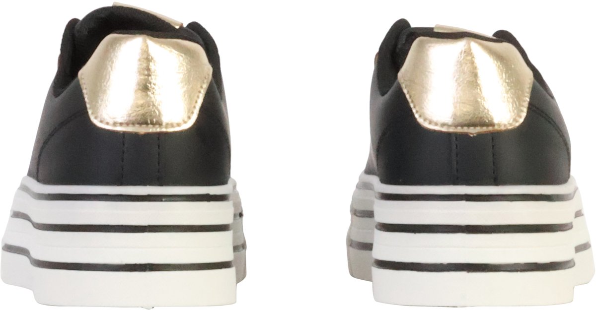 Sneakers met veters