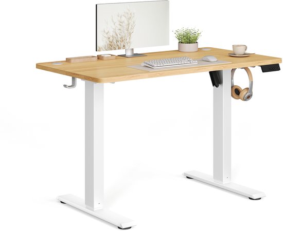 Een houten bureau met witte poten, ingericht met monitor, toetsenbord en koptelefoon.