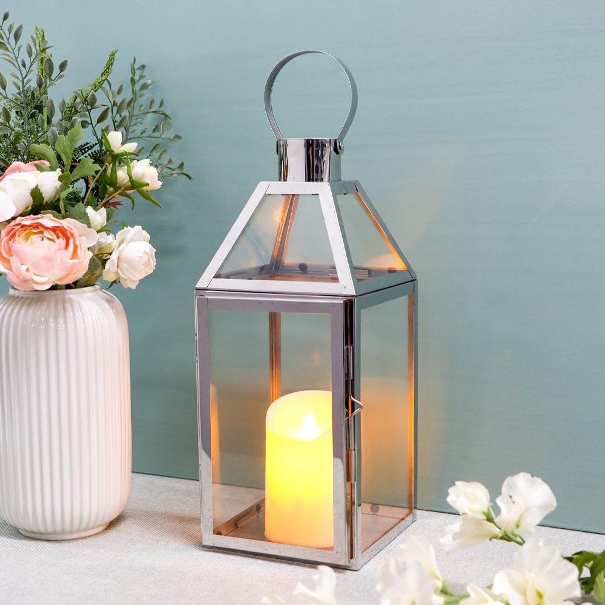Decoratieve Kaarslantaarn - Glazen Windlicht - Buiten Sfeer Creëren - Roestvrij Staal Frame - 34 cm Hoog - Zilver