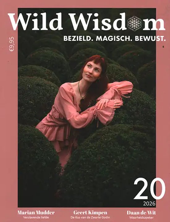 Model in een roze jurk, omringd door struiken. Titel: Wild Wisdom.