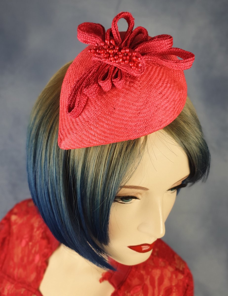 Creaciones Hoeden Collectie – Fascinator – Parasisal fuchsia rood – Strik en meeldraden – Universele maat – Handgemaakt en Uniek