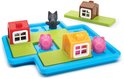 Een spelbord met een blauwe basis en groene tegels. Er staan twee rode huizen, twee varkens en een zwarte wolf op.
