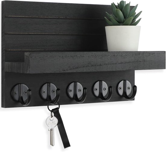 Zwarte houten wandplank met sleutelhaken en een kleine plant.