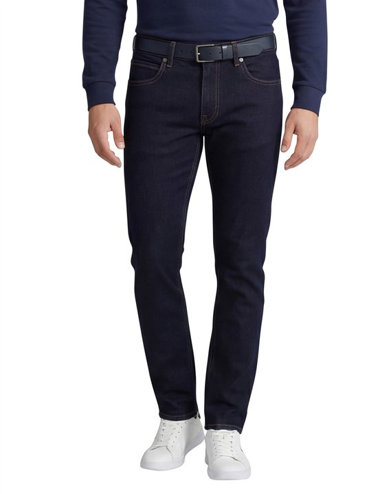 Donkerblauwe Gardeur jeans met bruine stiksels, gedragen door een man.