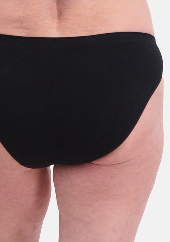 Zwarte Bamboo Basics slip, achterkant gedragen op een model.