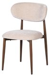 Chaise beige élégante avec un dossier incurvé et des pieds fins en bois.
