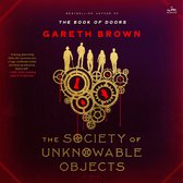 Boekomslag van 'The Society of Unknowable Objects' door Gareth Brown. Goudkleurige tandwielen vormen een hart, met silhouetten van mensen erboven.