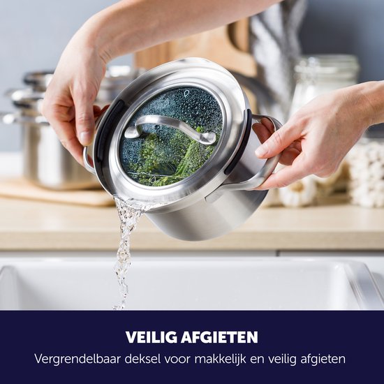 Gietel met vergrendelbaar deksel en handvatten, het afgieten van water uit een pan met broccoli.