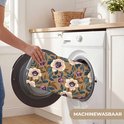 Hand doet een wasbare badmat met bloemenpatroon in de wasmachine.