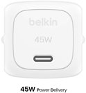 Witte USB-C-wandlader, met 'belkin 45W' en USB-C-poort aan de voorkant.
