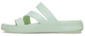 Zijaanzicht van lichtgroene Crocs slippers met drie banden en een dikke zool.
