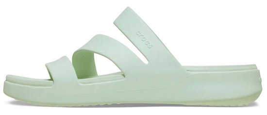 Zijaanzicht van lichtgroene Crocs slippers met drie banden en een dikke zool.