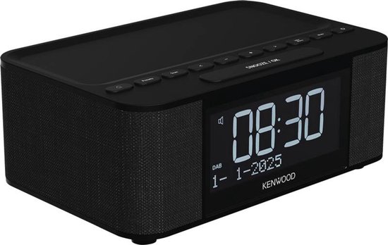 Zwarte Kenwood CR-ST55DAB wekkerradio met DAB+ en een groot digitaal display met de tijd 08:30 en datum 1-1-2025.