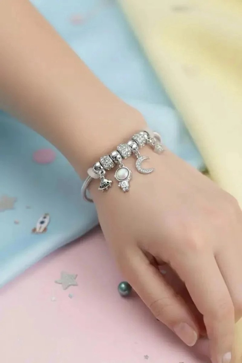 Dorvina Messing Zilverkleurig Uzay Tema met Bedel Dames Armband Verkleurt Niet | Stijlvol en Duurzaam Sieraad