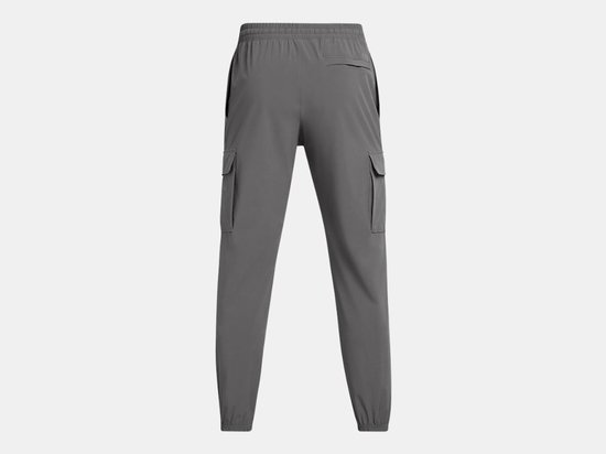 Achterkant van grijze cargo trainingsbroek met cargo zakken.