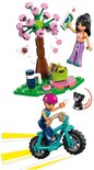 Lego Friends onderdelen met poppetje op fiets, boom met roze bloesems, katje en vlieg.