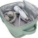 Open mintgroene tas met witte waterfles en koptelefoon erin. Binnenzijde is zilverkleurig.