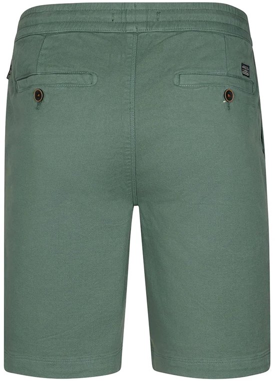 Achterkant van een groene chino short met twee knopen, twee paspelzakken en een klein label.