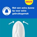 Close-up van de extra dunne tip van een o.b. tampon, met pijlen die de flexibiliteit aangeven.