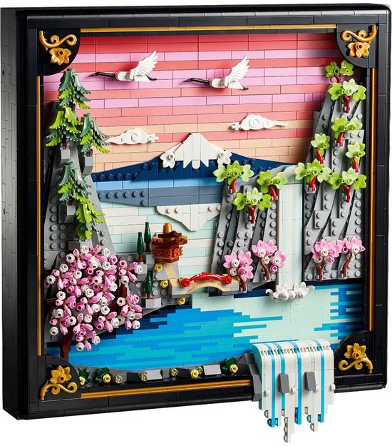 LEGO-landschap met berg, waterval, kersenbloesems en kraanvogels, bij zonsondergang, in zwart kader.