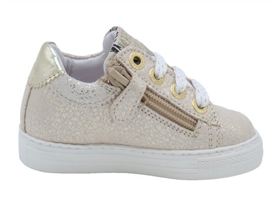Lichtgouden glitter sneaker met ritssluiting, witte veters en gouden detail op de hiel.