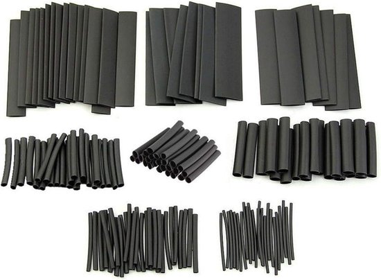 Zwart krimpkous assortiment, verschillende maten, op witte achtergrond.