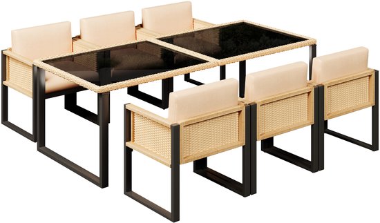 Zes beige stoelen met rotan zijkanten en een tafel met twee zwarte glazen bladen, op een witte achtergrond.