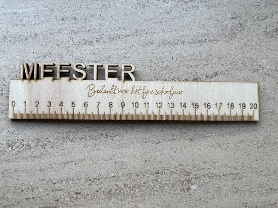 Houten liniaal met de tekst 'MEESTER' en 'Bedankt voor het fijne schooljaar'. De liniaal loopt van 0 tot 20 cm.