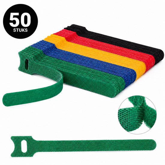 Stapel van 50 groene, blauwe, gele, rode en zwarte kabelbinders. Eén groene binder is uitgevouwen om de structuur te tonen.
