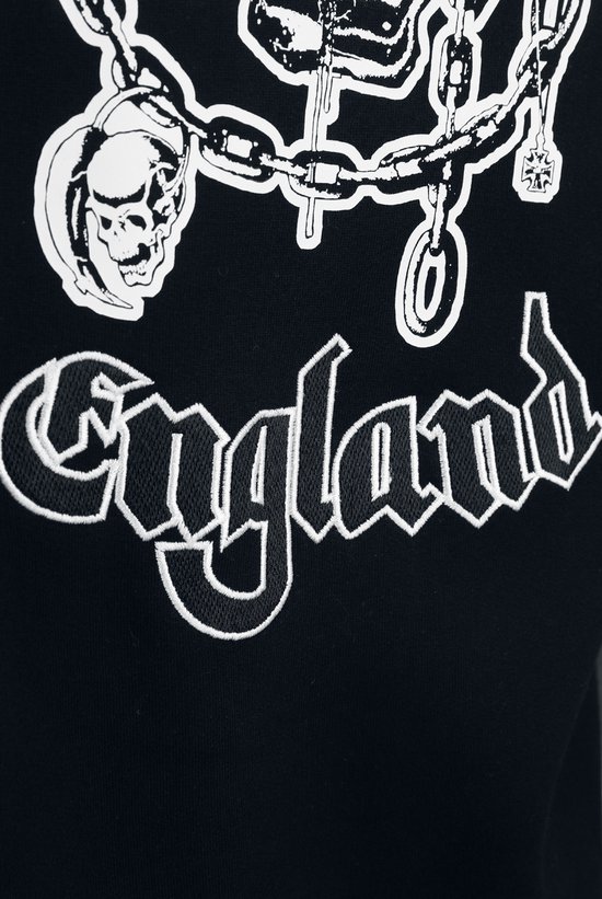 Witte borduursels van een ketting met een schedel en het woord "England" op een zwarte achtergrond.