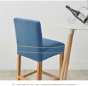 Blauwe barkruk met houten poten en rondom omsluitende hoes.