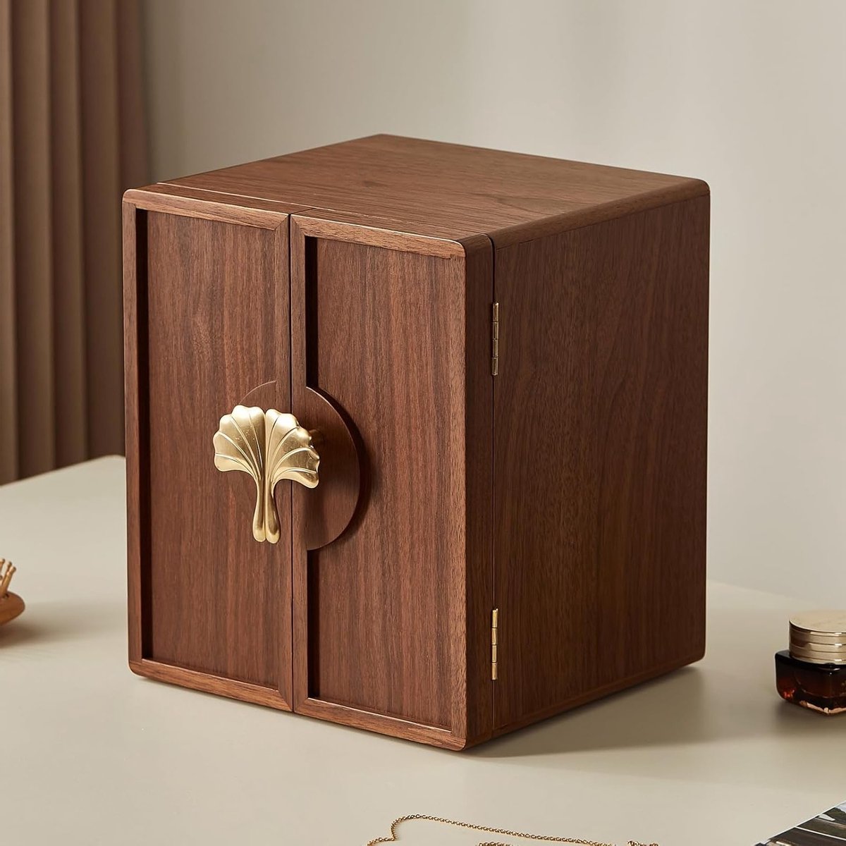 Grote sieradenbox van zwart walnotenhout met 5 lagen en messing handvat voor kettingen, ringen, oorbellen en horloges, perfect als cadeau voor haar