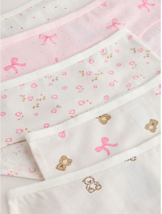 Close-up van meerdere witte hipsters met teddybeer-, strik- en bloemenprints