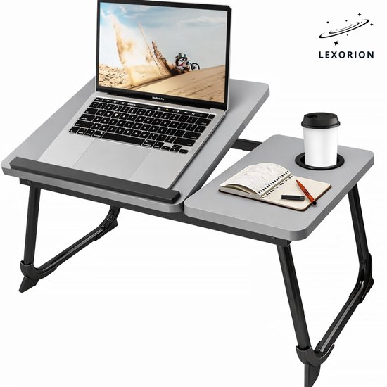 Grijze, opvouwbare laptoptafel met bekerhouder en laptop.