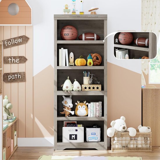 Grijze boekenkast met diverse spullen, waaronder een basketbal, rugbybal, raket, pompoen, krakeling en knuffels.