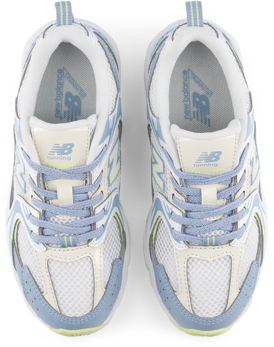 Bovenkant van witte sneakers met lichtblauwe en limegroene details en logo's.