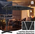Zwarte zweefparasol op een balkon tijdens regen, met de tekst 'Leichtes Aluminium Rostfrei & Wetterfest'.