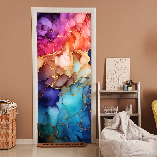 Abstracte marmerlook deurposter met gouden lijnen in paars, roze, oranje, blauw en groen, in een woonkamer.