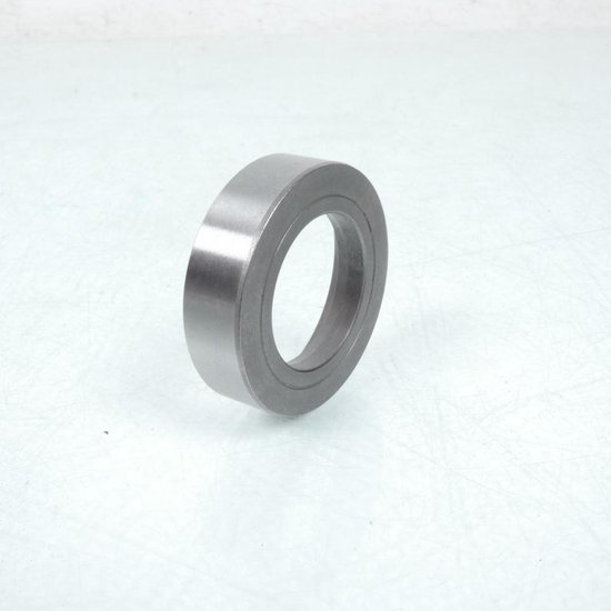 Bague métallique argentée, vue de côté.