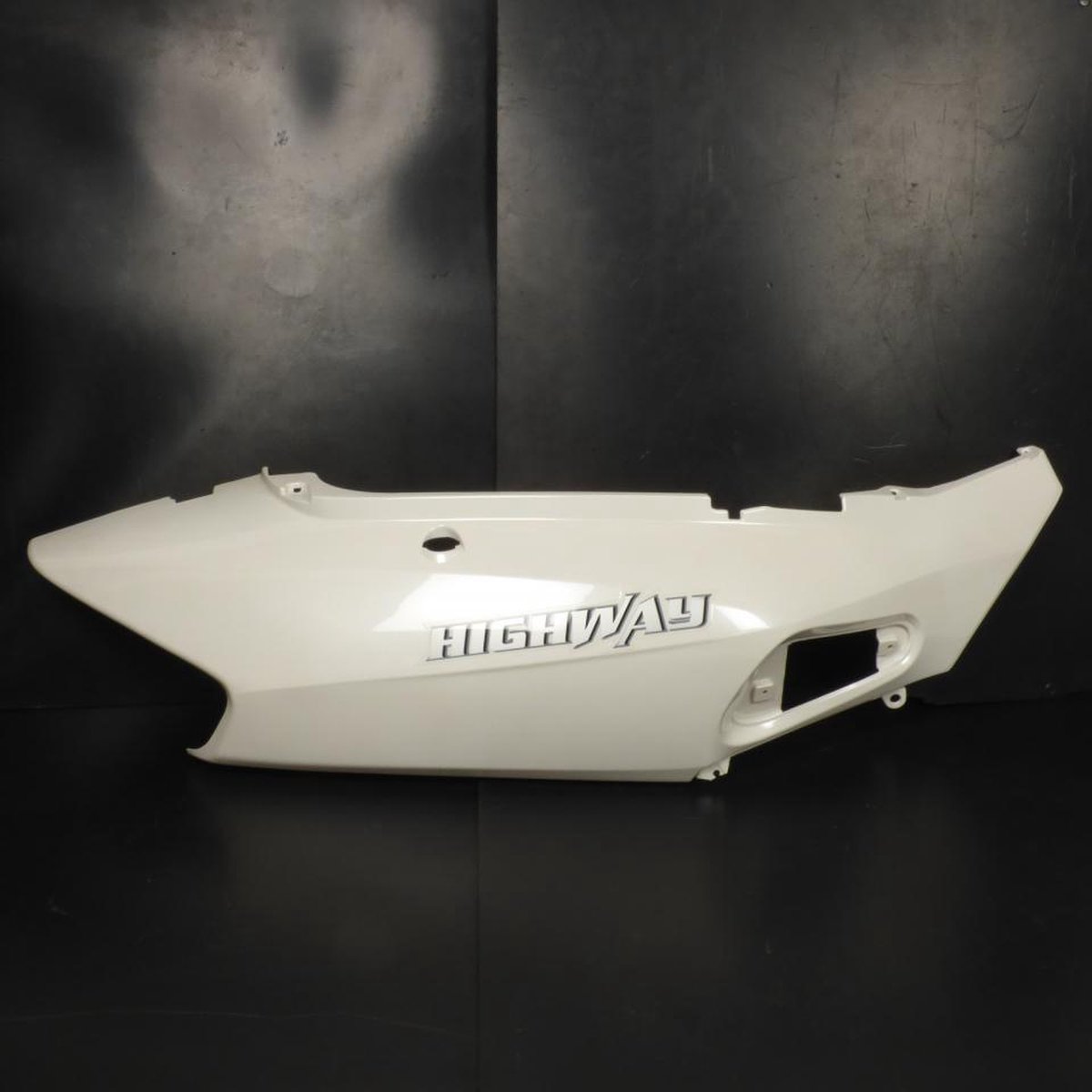 Coque arrière droite origine pour Scooter Benzhou 125 Highway TM00-070100007 blanc Neuf