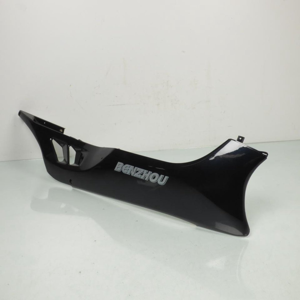 Sabot bas de caisse droit origine pour Scooter Chinois 125 YY125T-12 TI12-070100005 noir Neuf