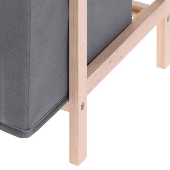 Detail van een grijze stoffen lade met handvat en houten frame van de opbergkast.