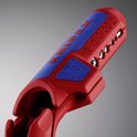 Close-up van het blauwe handvat van een rode kabelstripper met de tekst 'KNIPEX' en maatmarkeringen.