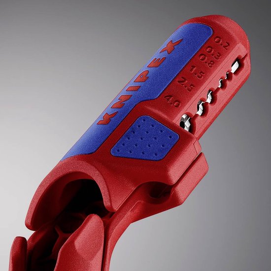Close-up van het blauwe handvat van een rode kabelstripper met de tekst 'KNIPEX' en maatmarkeringen.