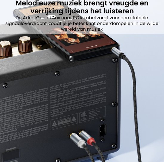 Een smartphone is aangesloten op een versterker met een AdroitGoods kabel met een 3.5mm jack en twee RCA connectoren.