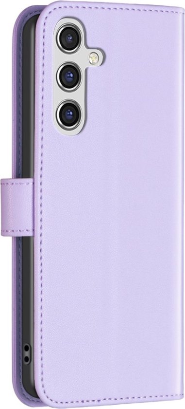 Étui de téléphone lavande fermé, avec 3 caméras à l'arrière et une fermeture à bouton-pression.