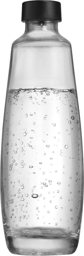 Glazen SodaStream fles gevuld met bruisend water en een zwarte dop.