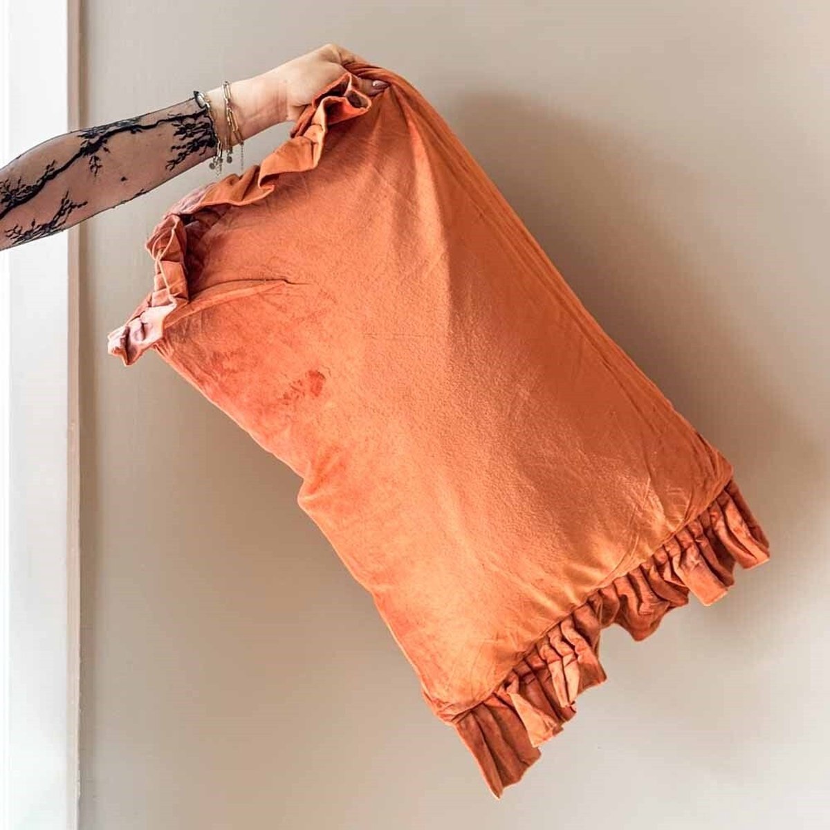 HomeBound by KY | Kussen fringe velours oranje | sierkussen oranje
