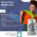 Vrolijke vrouw met een plant die uit een pot vol munten groeit.