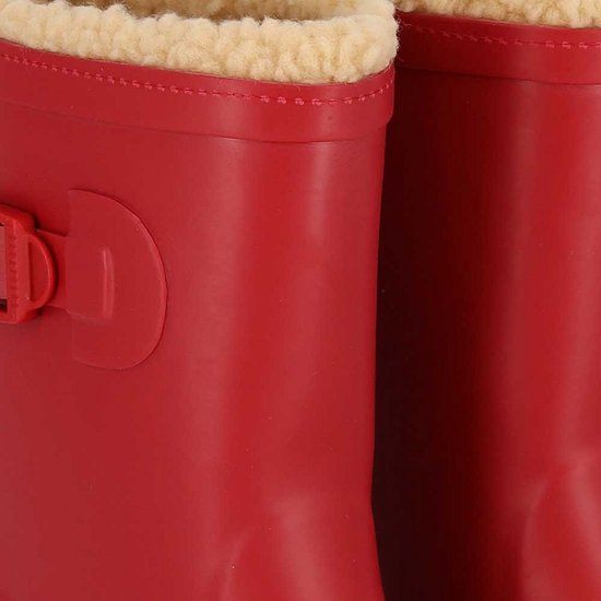 Close-up van rode regenlaarzen met teddy voering en gesp.